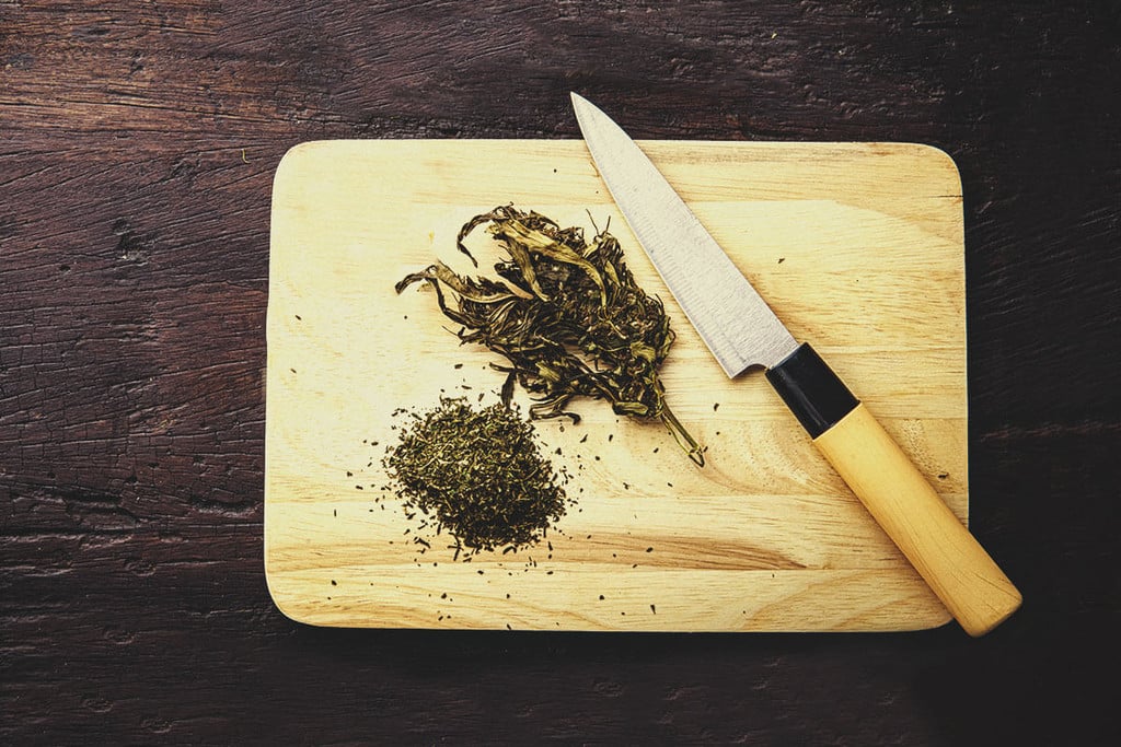 15 Hacks To Grind Weed Without a Grinder - RQS USA