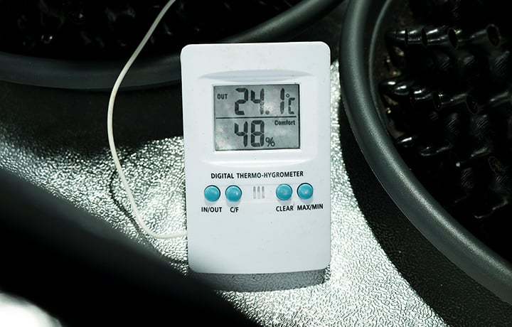 Hygrometer Digital thermo-hygrometer displaying 24°C temperature and 48% humidity for accurate indoor climate monitoring.