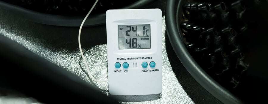 Hygrometer Digital thermo-hygrometer displaying 24°C temperature and 48% humidity for accurate indoor climate monitoring.