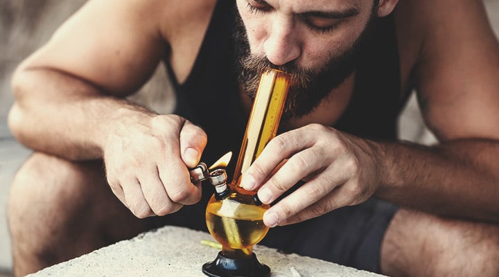 Hitting Your Bong, The Right Way Hitting Your Bong, The Right Way
