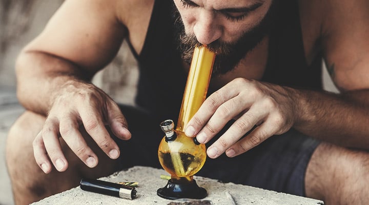 Hitting Your Bong, The Right Way Hitting Your Bong, The Right Way
