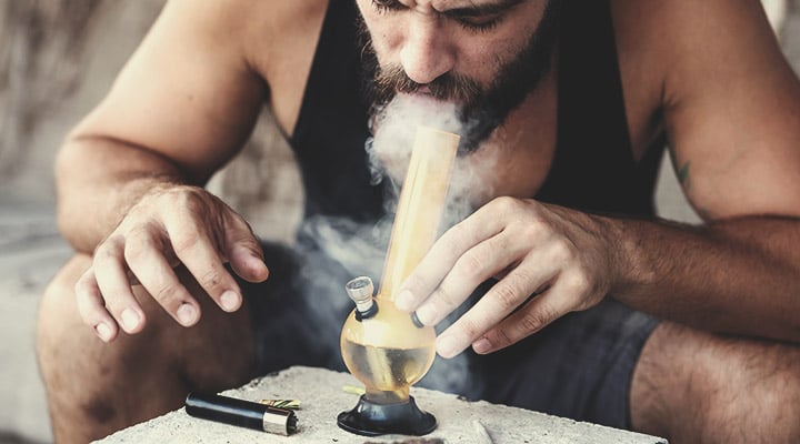 Hitting Your Bong, The Right Way Hitting Your Bong, The Right Way