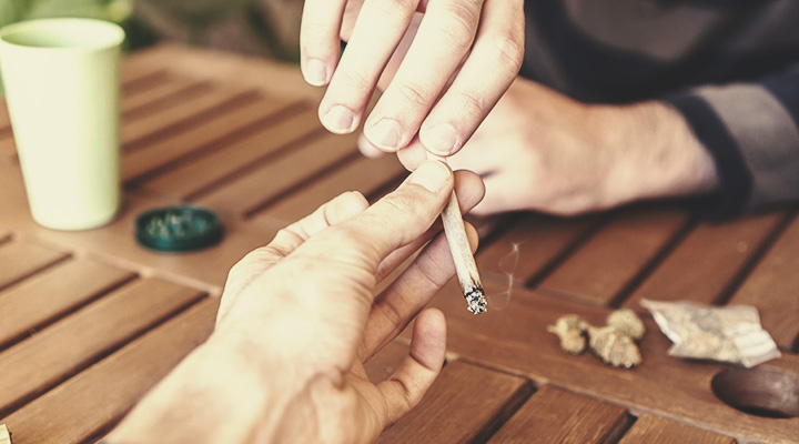 How to Properly Smoke Weed How to Properly Smoke Weed